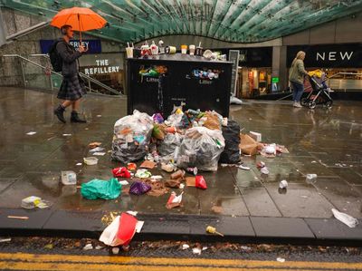 Sampah Menumpuk dan Berceceran di Jalanan Skotlandia, Kok Bisa?