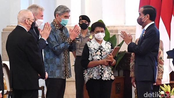 Gaya Jokowi Saat Bertemu 35 Bos Perusahaan AS di Istana