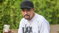 Gaya Sederhana Ahmad Sahroni yang Suka Makan Nasi Bungkus