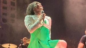 Aksi Panggung Gerard Way Pakai Dress di Konser My Chemical Romance