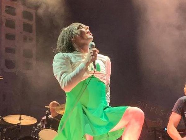 Aksi Panggung Gerard Way Pakai Dress di Konser My Chemical Romance