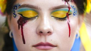 Aksi Perempuan Menangis Darah Peringati Hari Kemerdekaan Ukraina