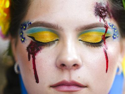 Aksi Perempuan Menangis Darah Peringati Hari Kemerdekaan Ukraina