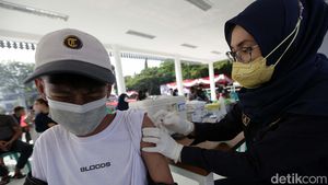 Kejar Syarat Perjalanan, Vaksinasi Booster di Bekasi Didatangi Warga