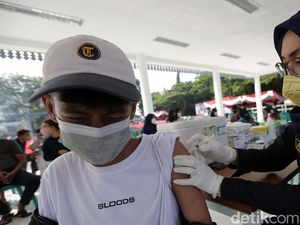 Kejar Syarat Perjalanan, Vaksinasi Booster di Bekasi Didatangi Warga