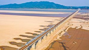 Foto Udara Danau Terluas di China Menyusut, Airnya Jadi Coklat Lumpur