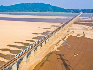 Foto Udara Danau Terluas di China Menyusut, Airnya Jadi Coklat Lumpur