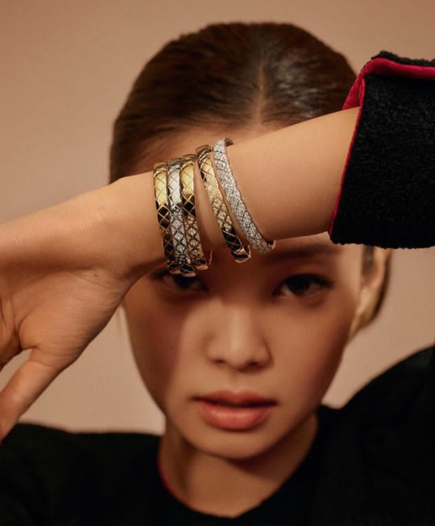Chanel mengikutsertakan Jennie dalam beragam kampanye produk mereka.