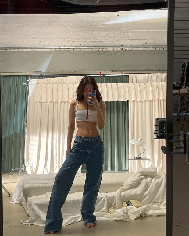 Jennie with low-rise jeans/ Foto: instagram.com/ @jennierubyjane