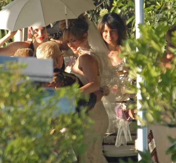 Gaun yang dikenakan J.Lo saat menikah dengan Marc Anthony