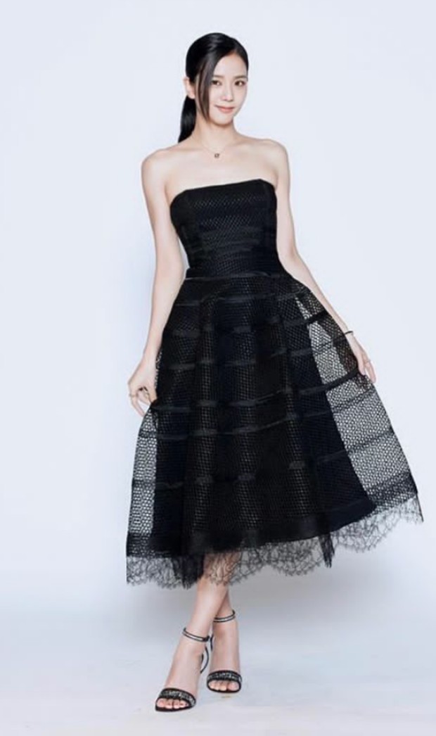 Jisoo menggunakan dress hitam elegan dari Dior.