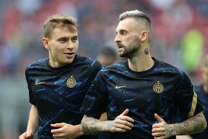 MILAN, ITALY - SEPTEMBER 18: Nicolo Barella and Marcelo Brozovic of FC Internazionale discuss during the warm up prior to the Serie A match between FC Internazionale and Bologna FC at Stadio Giuseppe Meazza on September 18, 2021 in Milan, Italy. (Photo by Jonathan Moscrop/Getty Images)