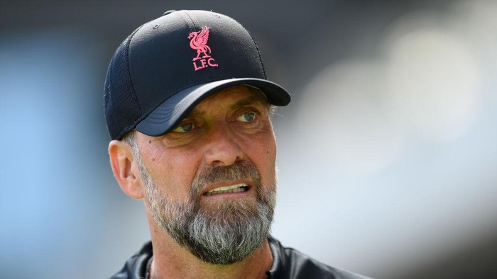 LONDON, ENGLAND - AUGUST 06: Liverpool manager Jurgen Klopp looks on ahead of the Premier League match between Fulham FC and Liverpool FC at Craven Cottage on August 06, 2022 in London, England. (Photo by Mike Hewitt/Getty Images)