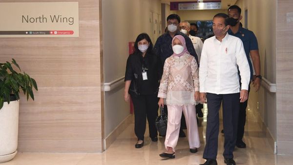 Potret Mbah Jokowi Sambut Cucu Kelima