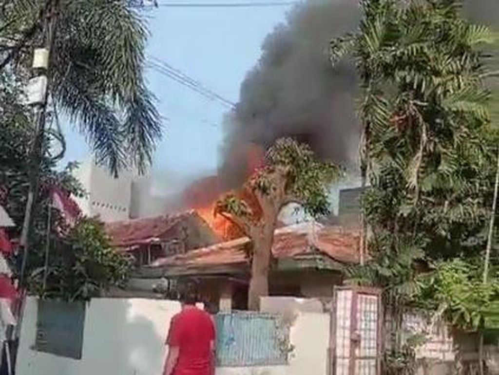 Kebakaran Rumah di Kalideres Jakbar, 17 Mobil Damkar Dikerahkan