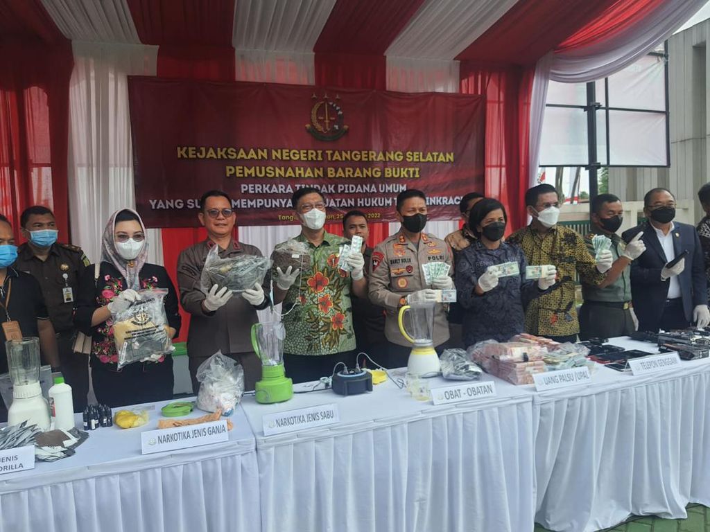 Kejari Tangsel Musnahkan Barang Bukti 223 Kasus Kejahatan Senilai Rp 5 M Kejari Tangsel Musnahkan Barang Bukti 223 Kasus Kejahatan Senilai Rp 5 M