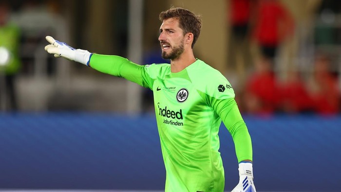HELSINKI, FINLAND - AUGUST 10: Kevin Trapp of Eintracht Frankfurt gestures during the Real Madrid CF v Eintracht Frankfurt - UEFA Super Cup Final 2022 at Helsinki Olympic Stadium on August 10, 2022 in Helsinki, Finland. (Photo by Chris Brunskill/Fantasista/Getty Images)