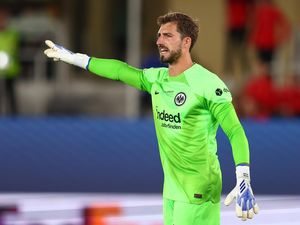 Kevin Trapp Tolak MU, Pilih Bertahan di Eintracht Frankfurt Kevin Trapp Tolak MU, Pilih Bertahan di Eintracht Frankfurt