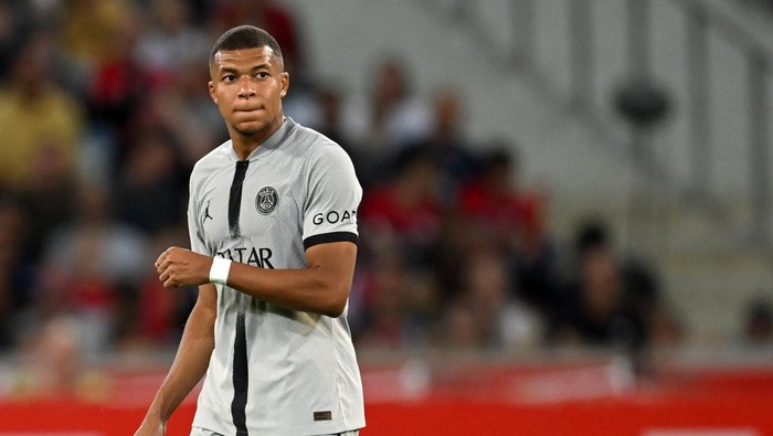 LILLE - Kylian Mbappe of Paris Saint-Germain during the French Ligue 1 match between Lille OSC and Paris Saint Germain at Pierre-Mauroy Stadium on August 21, 2022 in Lille, France. ANP | Dutch Height | Gerrit van Keulen (Photo by ANP via Getty Images)