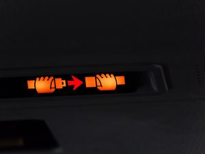 Tak Cuma Turbulensi, Lampu Tanda Seatbelt Menyala Saat Kamu Mondar-Mandir! Tak Cuma Turbulensi, Lampu Tanda Seatbelt Menyala Saat Kamu Mondar-Mandir!
