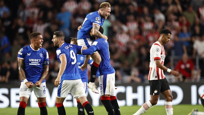 EINDHOVEN - (lr) James Tavernier of Rangers FC , Antonio Colak of Rangers FC, Scott Arfield of Rangers FC, Connor Goldson of Rangers FC, Cody Gakpo of PSV Eindhoven during the UEFA Champions League play-off match between PSV Eindhoven and Rangers FC in the Phillips Stadium on August 24, 2022 in Eindhoven, Netherlands. ANP | Dutch Height | Maurice van Steen (Photo by ANP via Getty Images)