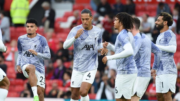 MANCHESTER, ENGLAND - AUGUST 22: ( THE SUN OUT,THE SUN ON SUNDAY OUT) Virgil van Dijk of Liverpool with Luis Diaz of Liverpool and Trent Alexander-Arnold of Liverpool with Mohamed Salah of Liverpool before the Premier League match between Manchester United and Liverpool FC at Old Trafford on August 22, 2022 in Manchester, England. (Photo by John Powell/Liverpool FC via Getty Images)