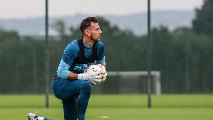 NEWCASTLE UPON TYNE, ENGLAND - AUGUST 22: Goalkeeper Martin Dubravka holds the ball during the Newcastle United Training Session at the Newcastle United Training Ground on August 22, 2022 in Newcastle upon Tyne, England. (Photo by Serena Taylor/Newcastle United via Getty Images)