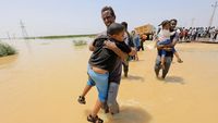 Melihat Proses Evakuasi Anak-anak Korban Banjir di Sudan