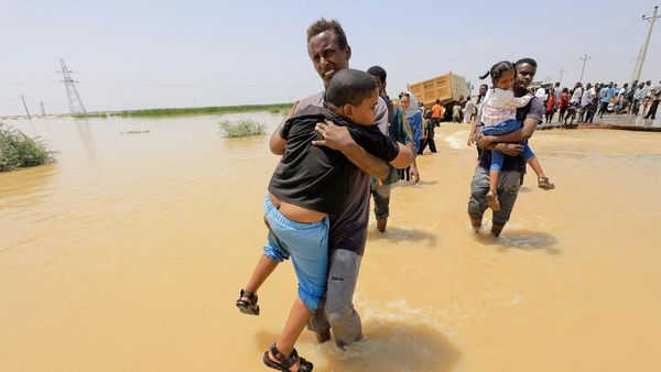 Melihat Proses Evakuasi Anak-anak Korban Banjir di Sudan