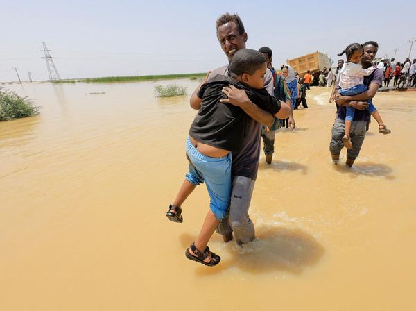 Melihat Proses Evakuasi Anak-anak Korban Banjir di Sudan