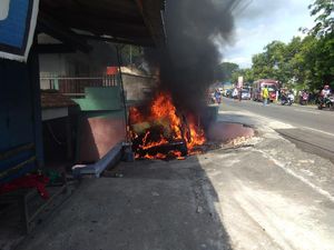 Mobil Terbakar Usai Tabrak Tembok Rumah Warga di Wonogiri