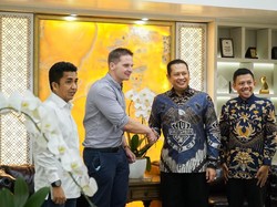 Bamsoet Puji Disertasi Ketua KAHMI Eropa Raya Bahas soal Dana Desa RI