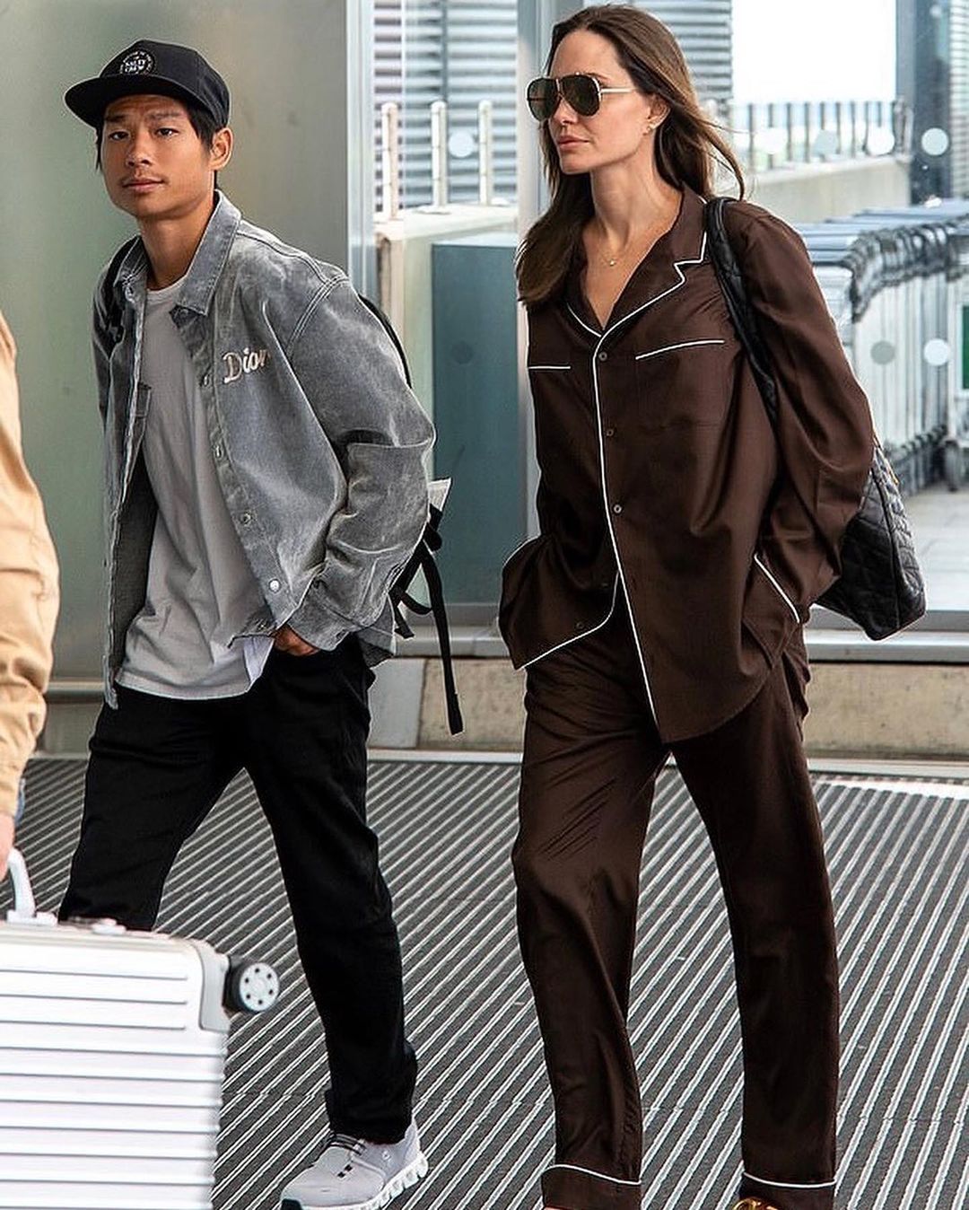 Pax Thien Jolie-Pitt dan ibunya di bandara Heathrow, London / Foto: instagram.com/paxjolie/Daily Mail