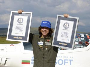 Remaja 17 Tahun Ini Terbang Keliling Dunia Sendirian, Duit dari Mana? Remaja 17 Tahun Ini Terbang Keliling Dunia Sendirian, Duit dari Mana?