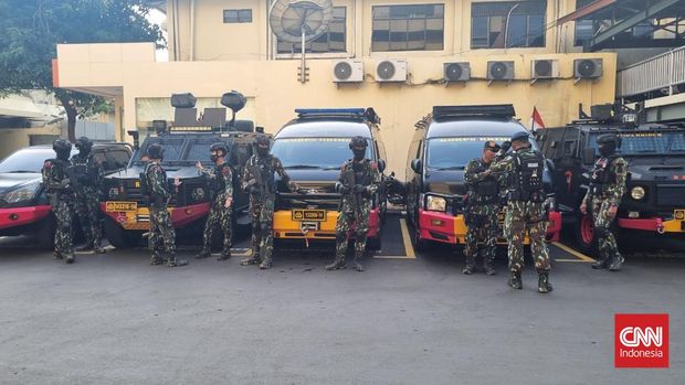 Pasukan Brimob bersenjata lengkap dengan pakaian loreng mengamankan lokasi sidang etik Ferdy Sambo di gedung TNCC, Mabes Polri, Kamis (25/8).