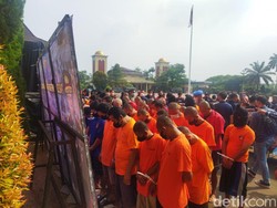 Polda Banten Tangkap 65 Pelaku Judi, Duit Hampir Rp 1 Miliar Disita