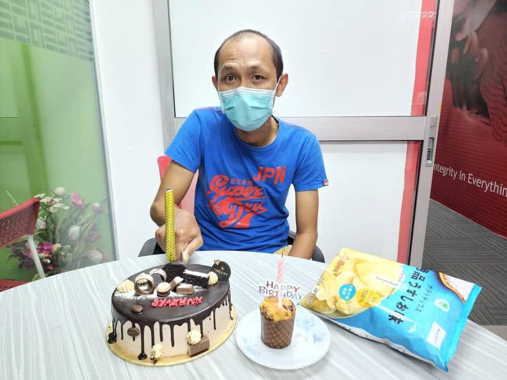 Pria Ini Nangis Terharu Setelah Dapat Kue Ulang Tahun Pertamanya Pria Ini Nangis Terharu Setelah Dapat Kue Ulang Tahun Pertamanya
