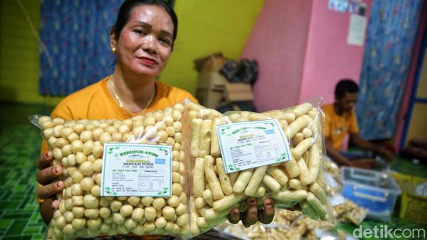 Potret Perajin Kerupuk Atom yang Raup Cuan hingga Puluhan Juta