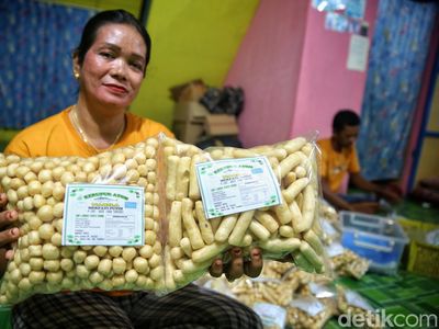 Potret Perajin Kerupuk Atom yang Raup Cuan hingga Puluhan Juta
