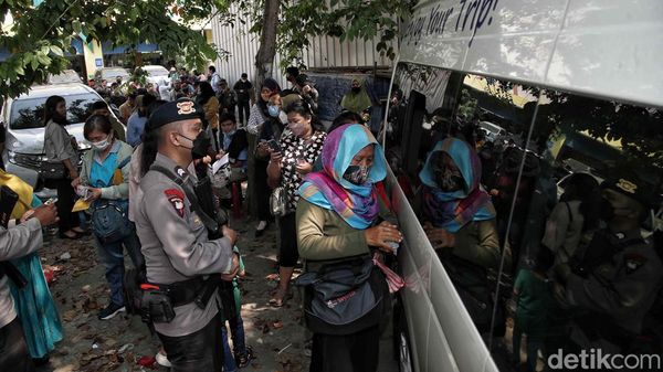 Penampakan Antrean Panjang Demi Pecahan Uang Baru