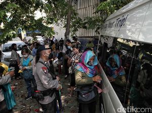 Penampakan Antrean Panjang Demi Pecahan Uang Baru