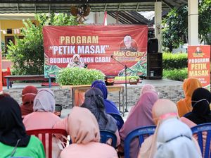 Relawan Mak Ganjar Bagikan 1.500 Pohon Cabai di Jakarta Timur