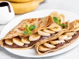 Resep Crepe Pisang Cokelat ala Kafe yang Legit Enak Buat Camilan