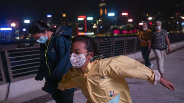 Saat Warga Hong Kong Kewalahan Diterjang Badai Angin