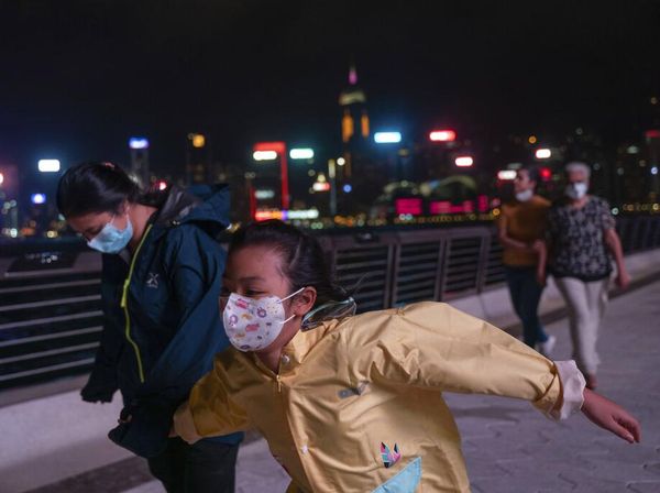 Saat Warga Hong Kong Kewalahan Diterjang Badai Angin