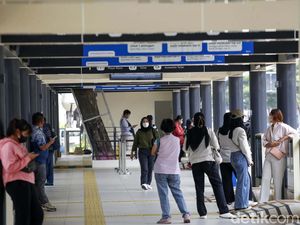 Penyebab Antrean Panjang Halte TransJ Pagi Ini: Penerapan 1 Kartu 1 Penumpang