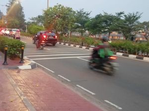 Geger Pemotor Tumbang gegara Speed Bump Dicat Zebra Cross di Sunter Geger Pemotor Tumbang gegara Speed Bump Dicat Zebra Cross di Sunter