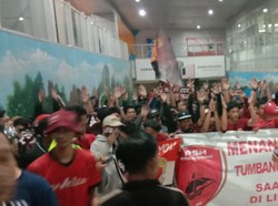 Suporter PSM Serbu Bandara Hasanuddin Sambut Kedatangan Pasukan Ramang