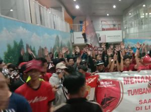 Suporter PSM Serbu Bandara Hasanuddin Sambut Kedatangan Pasukan Ramang Suporter PSM Serbu Bandara Hasanuddin Sambut Kedatangan Pasukan Ramang