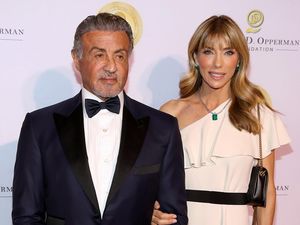 7 Foto Mesra Sylvester Stallone dan Istri Sebelum Digugat Cerai karena Boros